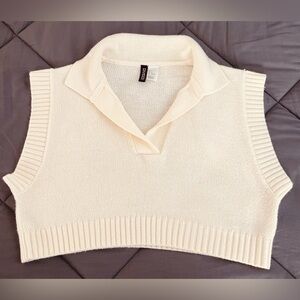 NWOT H&M Cream V-Neck Oversized Cropped Sweater Vest With Collar. Size: Small.